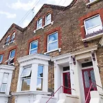 Vintage Townhouse, Wood Burner, Leafy Garden, Close To The Beach