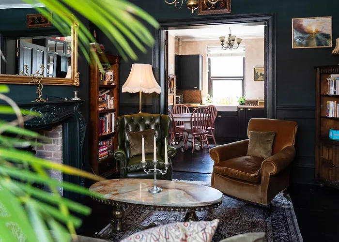 Vintage Townhouse, Wood Burner, Leafy Garden, Close To The Beach