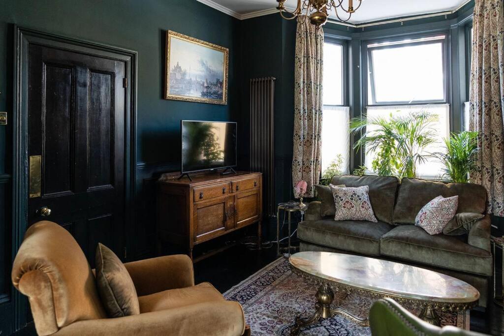Vintage Townhouse, Wood Burner, Leafy Garden, Close To The Beach