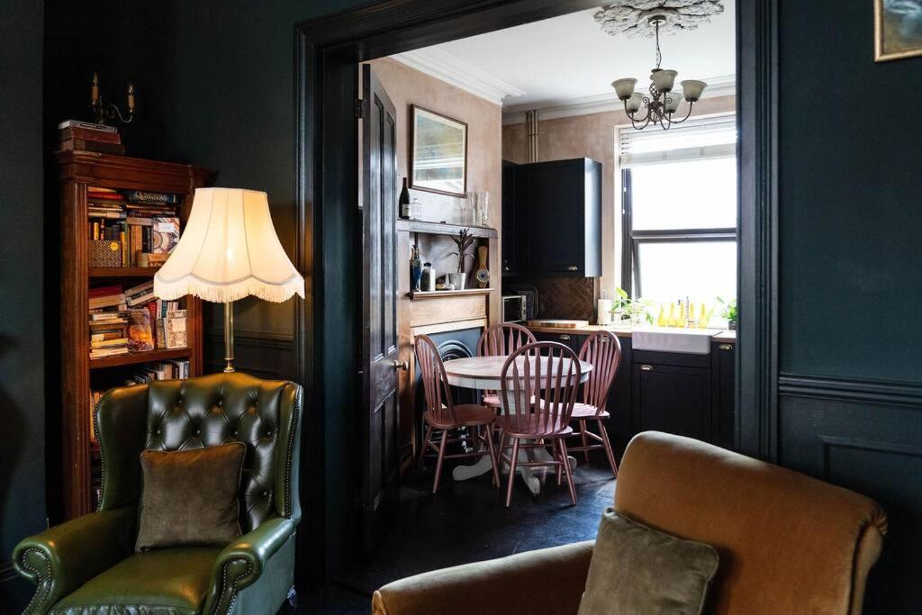 Holiday home Vintage Townhouse, Wood Burner, Leafy Garden, Close To The Beach *