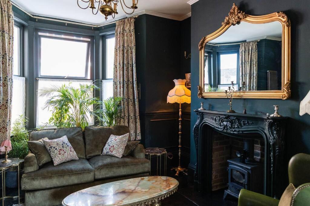 Vintage Townhouse, Wood Burner, Leafy Garden, Close To The Beach