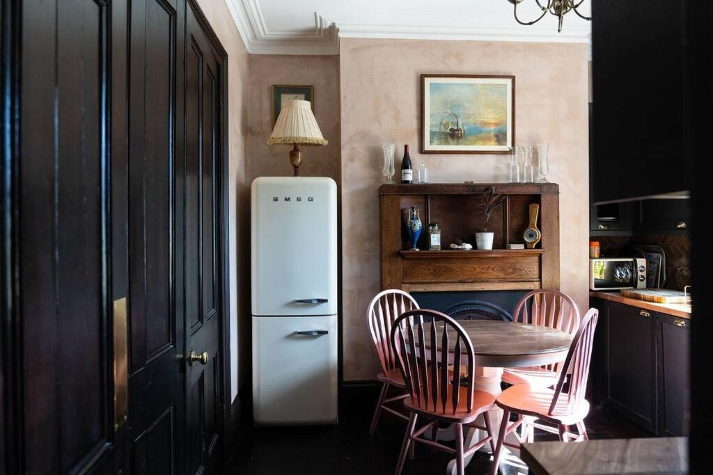 Vintage Townhouse, Wood Burner, Leafy Garden, Close To The Beach Holiday home