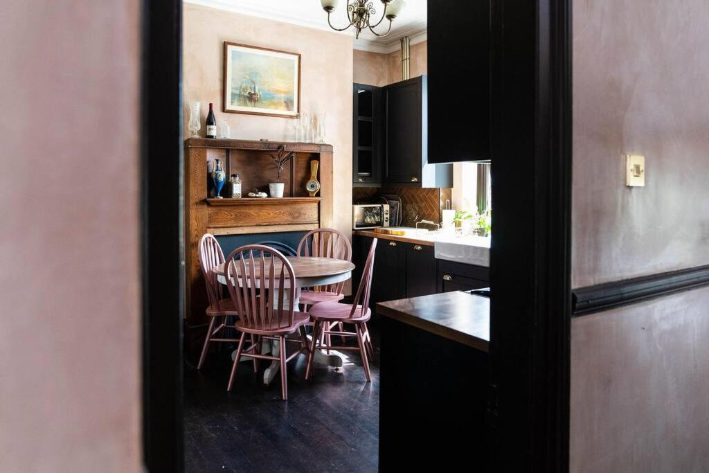 Vintage Townhouse, Wood Burner, Leafy Garden, Close To The Beach Holiday home *