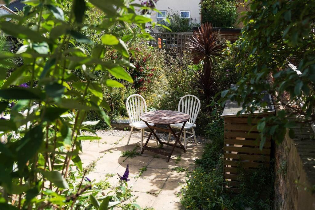 Vintage Townhouse, Wood Burner, Leafy Garden, Close To The Beach